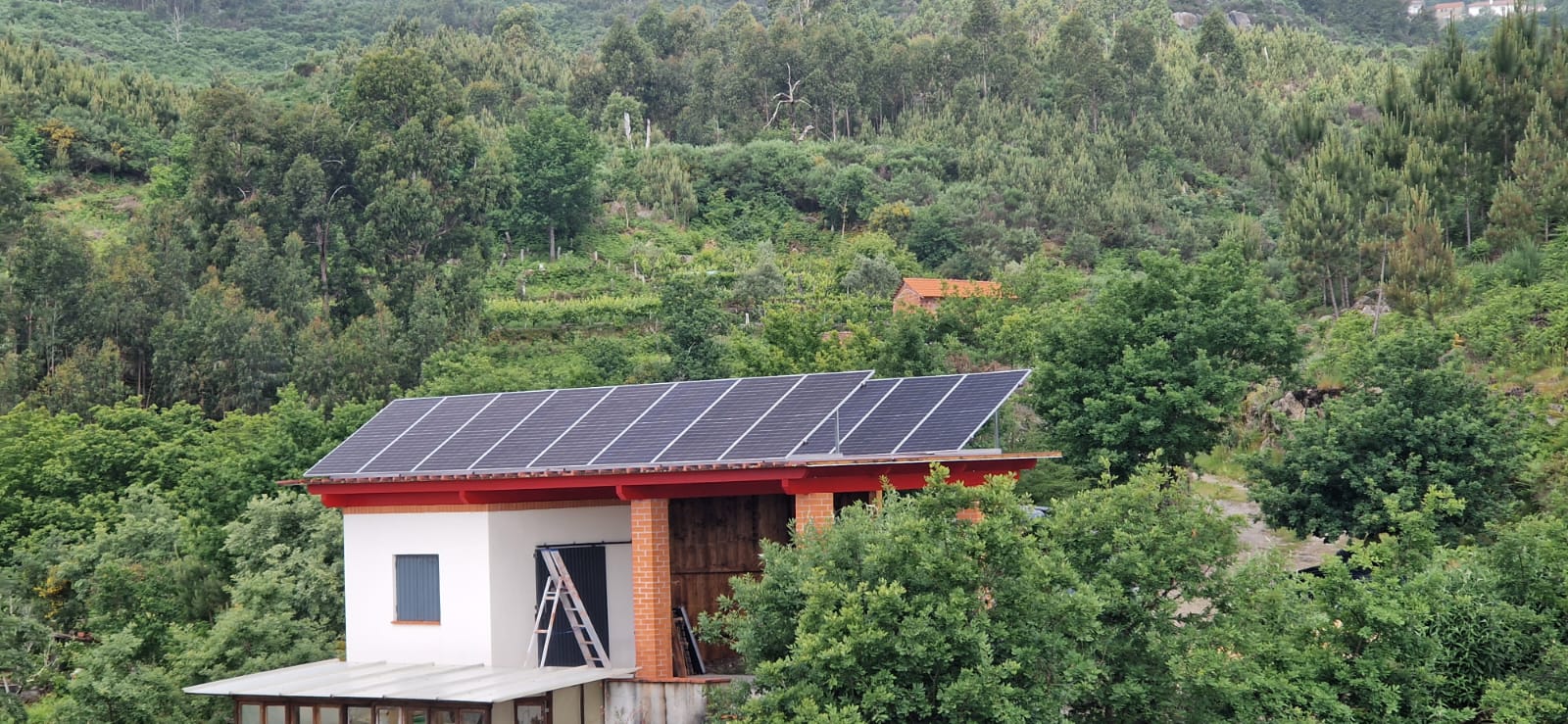 Off grid homestead with electric car — Off-grid solar installation in Central Portugal