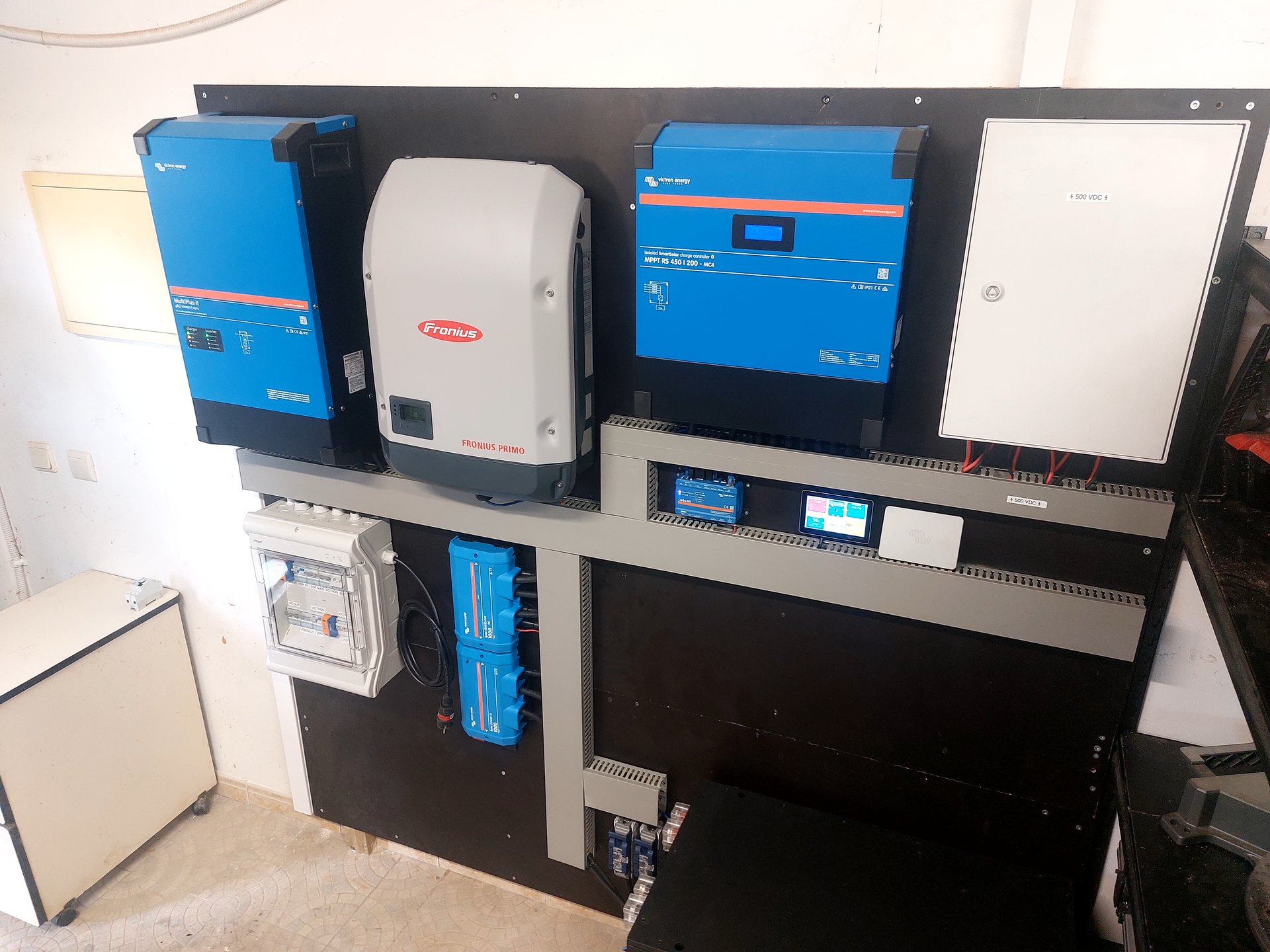 Hybrid board with AC-coupled PV — Grid-tied solar installation in Central Portugal